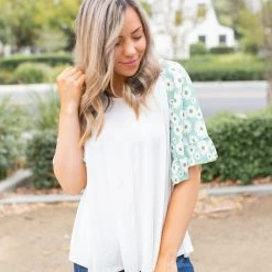 Boutique Simplified Summer Daisy Ruffle Sleeve Top