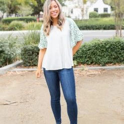 Boutique Simplified Summer Daisy Ruffle Sleeve Top